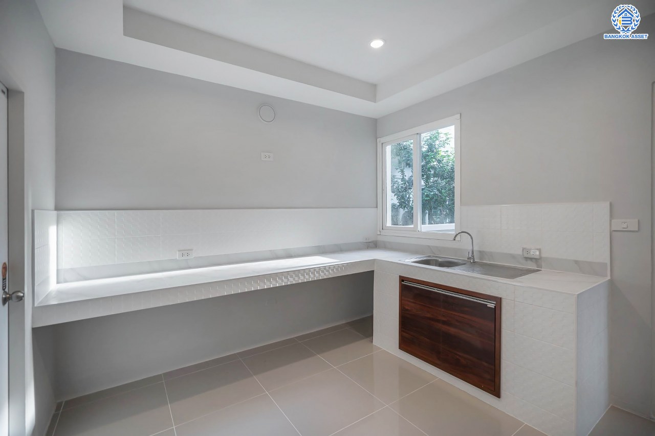 บ้านมือสองตกแต่งใหม่ โครงการ เพอร์เฟคเพลส ราชพฤกษ์ บ้านเดี่ยว จากแบรนด์ Property Perfect เนื้อที่ 56.2 ตร.ว. ฟังก์ชัน 3 ห้องนอน 3 ห้องน้ำ  1 ห้องอเนกประสงค์ จอดรถได้ 2 คัน กับทำเลโซนเมือง ที่เชื่อมต่อหลากหลายเส้นทาง หน้าโครงการติดถ.ราชพฤกษ์ ใกล้รถไฟฟ้าสถานี "บางรักน้อยท่าอิฐ"